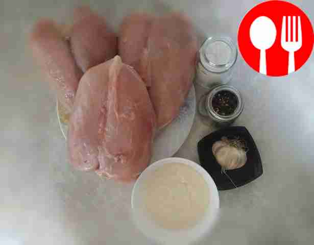 Rinse the breasts well and dry. Peel the garlic cloves.