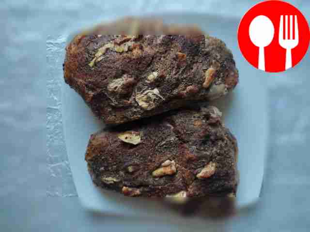 Fragrant boiled pork stuffed with garlic