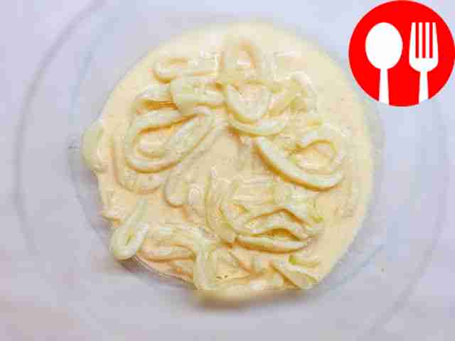 Цветной кальмар в сливочном соусе с паприкой