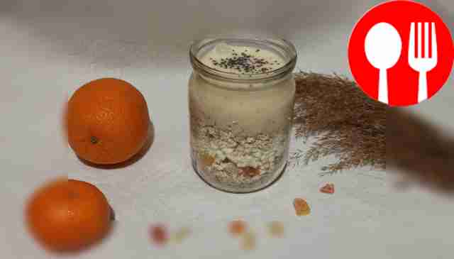 Oatmeal with cottage cheese and dried fruits