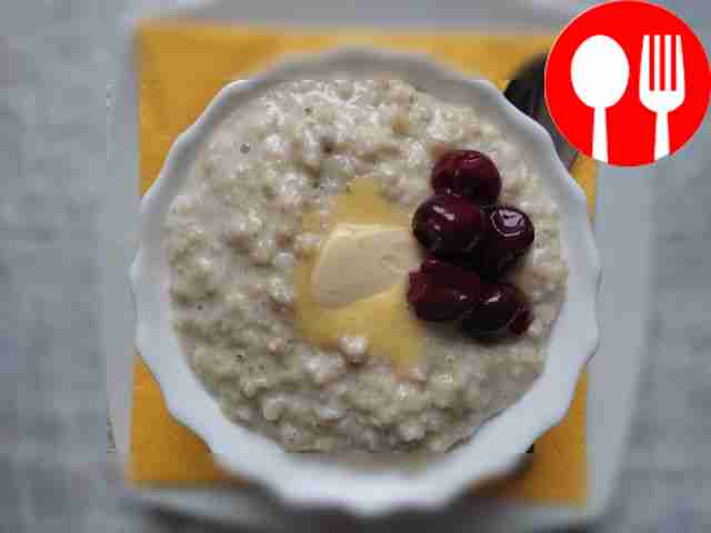 Nutritious oatmeal with berries