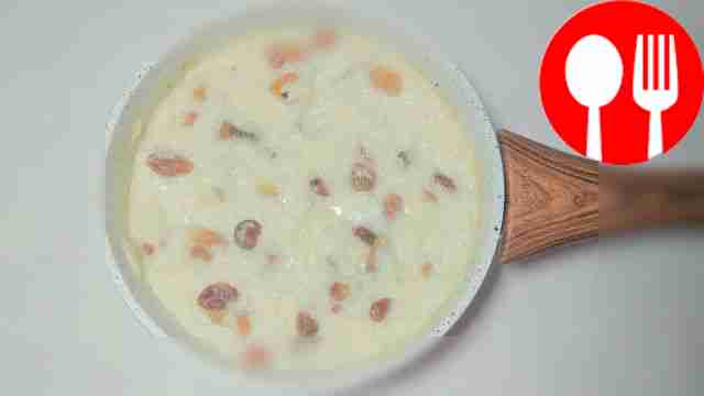 Rice porridge with coconut milk and raisins