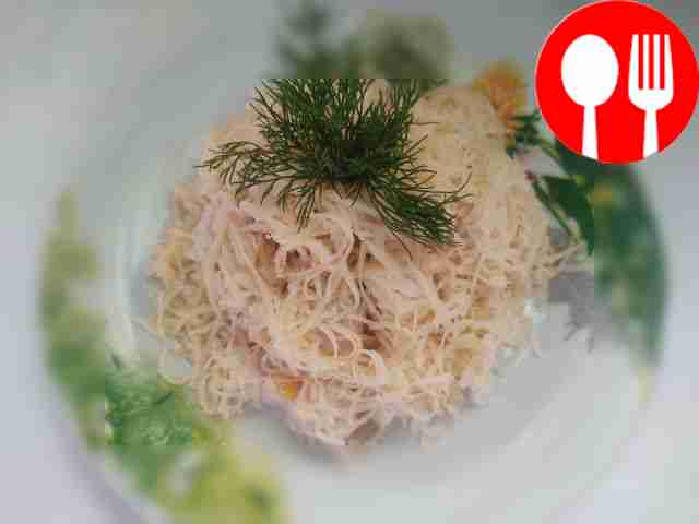 Juicy salad with chicken and pineapples