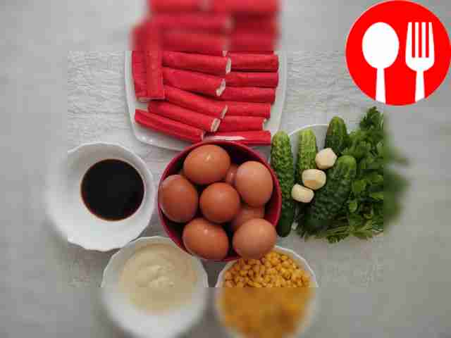 Сварите яйца вкрутую и очистите их, петрушку...