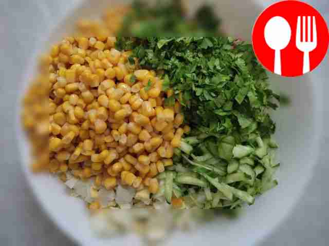 Нарежьте крабовые палочки и яйца на небольшие...