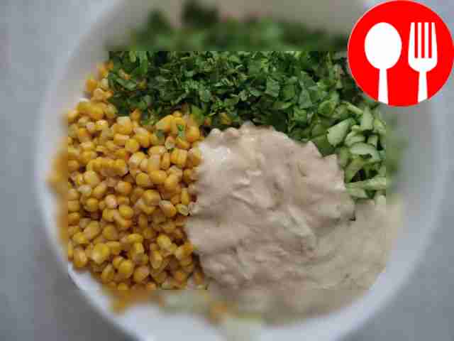 Приготовьте заправку для салата: чеснок...