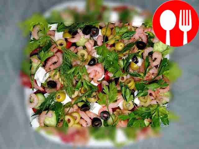 Light and nutritious shrimp salad with vegetables