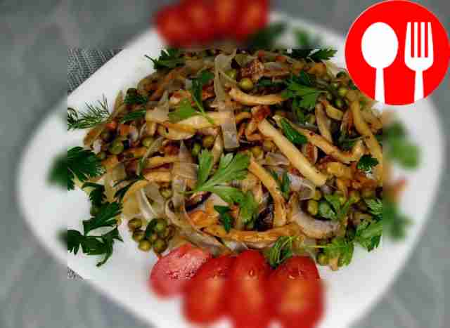 Hot salad with squid and rice noodles
