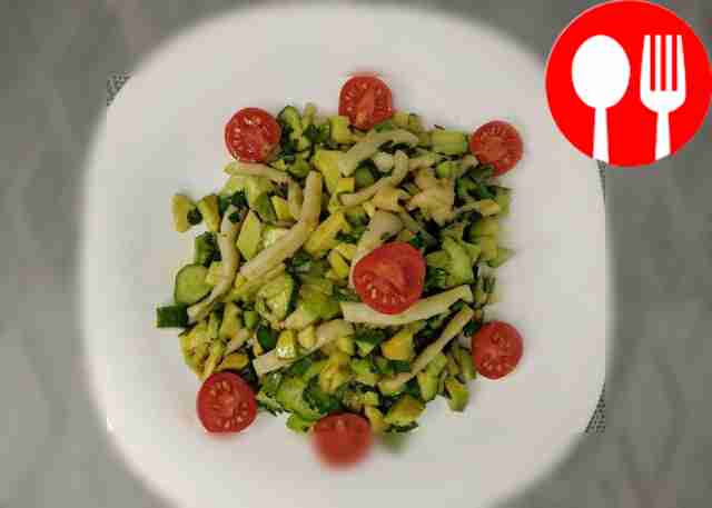 Green salad with squid, avocado and soy sauce