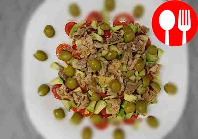 Salad with salmon, tomatoes and avocado