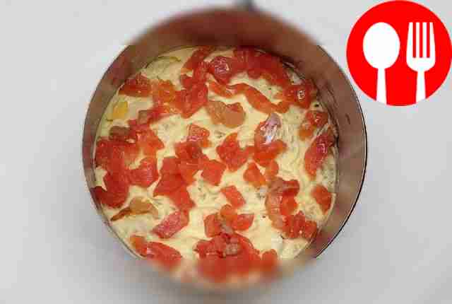 В форму-кольцо уложите первым слоем натёртый...