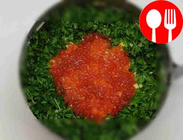 Снимите кольцо с тарелки и подайте салат,...