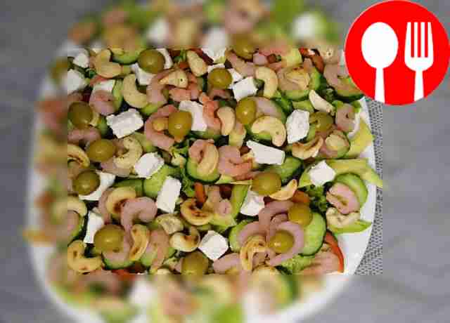 Light salad with shrimp, cashews and cream cheese