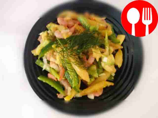 Spicy salad with French fries, shrimp and coriander