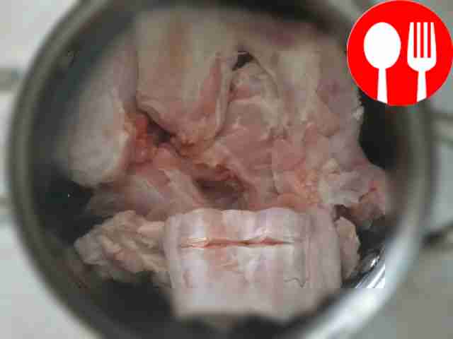 Промойте мясо кролика и нарежьте его на...