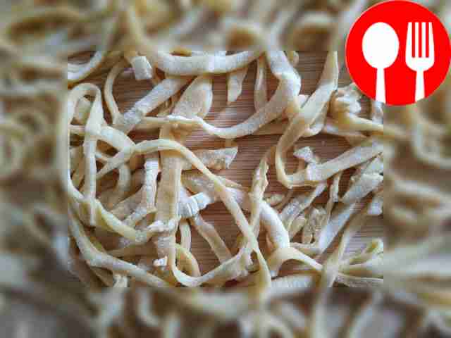 Чтобы приготовить лапшу, взбейте яйца,...