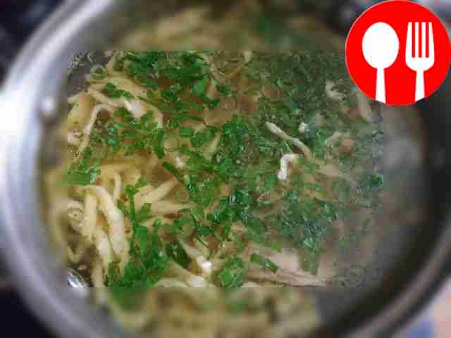 В бульон положите мелко нашинкованный лук и...