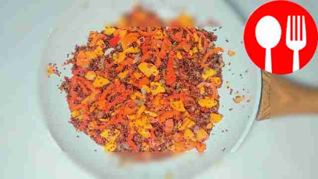 На сковороде обжарьте мелко нашинкованный лук...