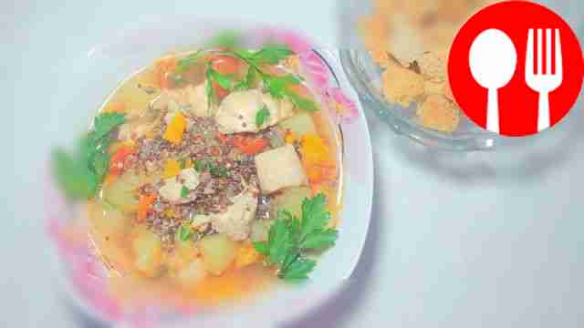 Разложите суп с киноа и мясом по порционным...