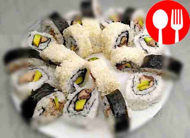 Подавайте роллы с соевым соусом и ломтиками имбиря.