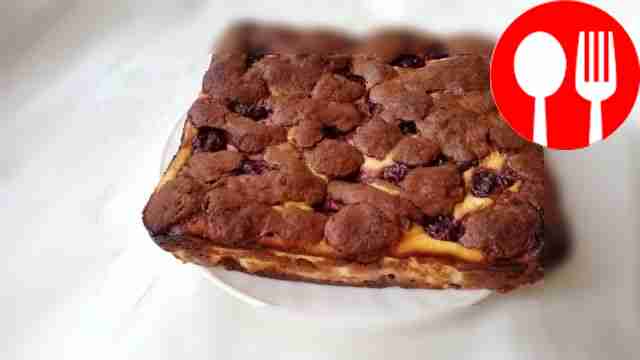 Brownie with cottage cheese and cherries