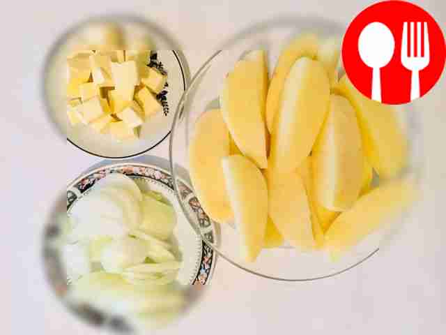 Лук нарежьте полукольцами, картофель —...