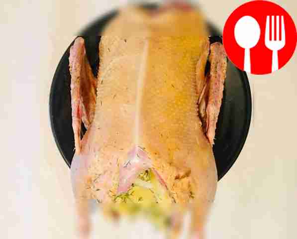 Утку натрите со всех сторон чесноком, солью и...