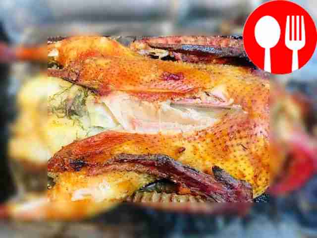 Разложите на тарелке готовое запечённое мясо...