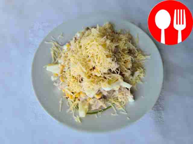 Аппетитный салат из курицы с кукурузой и ананасами