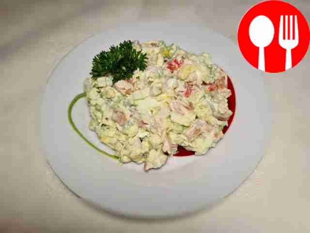 Салат с крабовыми палочками, красной рыбой, авокадо и сыром