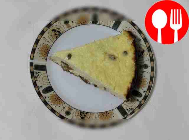 Разделите готовый десерт на порции. Запеканку...