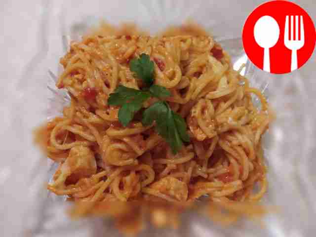 Паста с нежными кусочками курицы и итальянским соусом «Бешамель»