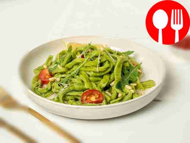 Домашняя паста с шафраном и шпинатом