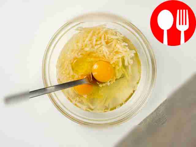 Приготовьте пирог. Соедините в миске сметану и...