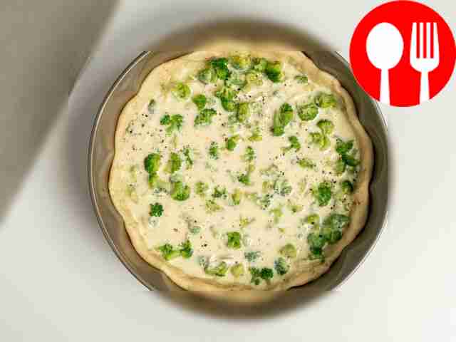 Выпекайте киш. Поместите форму с заготовкой в...