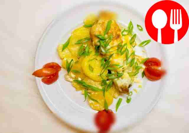 Chicken drumsticks with potatoes and crispy cheese crust