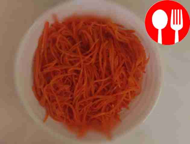 Очистите морковь и натрите её на терке,...