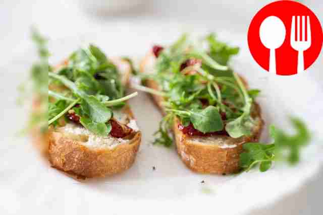 Брускетта со сливочным сыром и вялеными помидорками