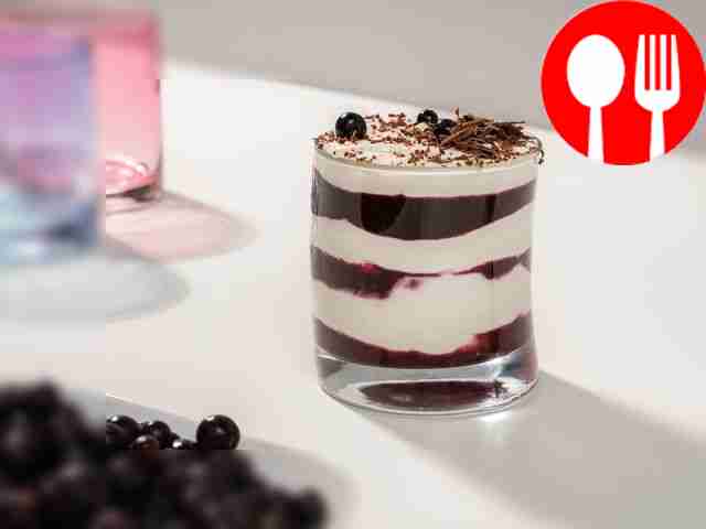 Ягодный десерт с творожной массой