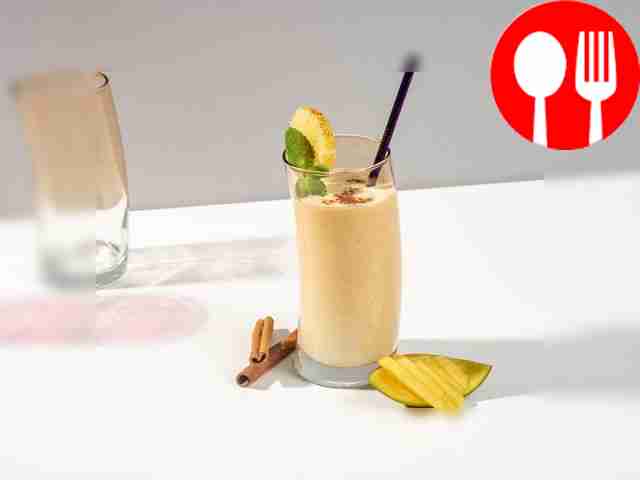 Молочный коктейль с манго и корицей