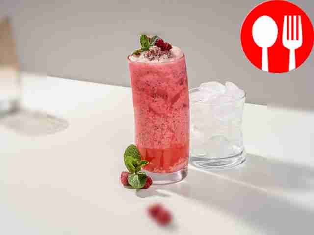 Молочный коктейль с малиной и белым шоколадом