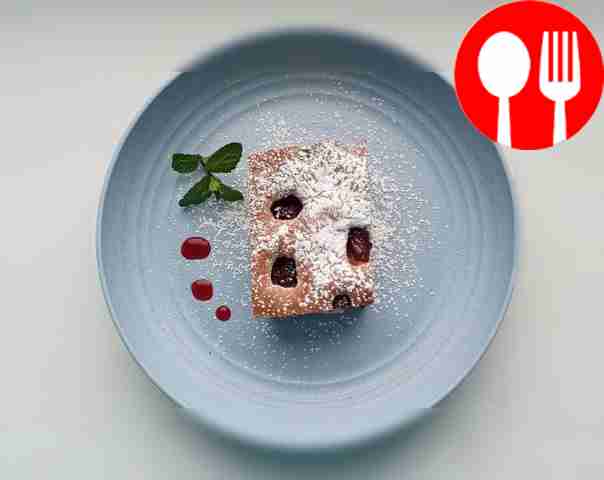 Delicate pie with strawberries