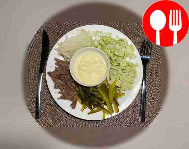 Питательный салат с говядиной и солеными огурцами