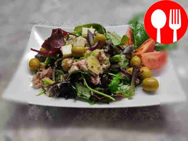 Light salad with tuna and mozzarella