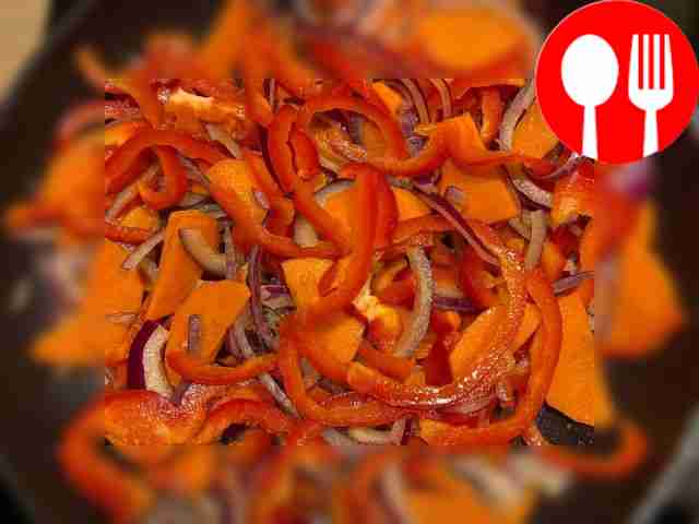 Сварите рис до готовности. На сильном огне...