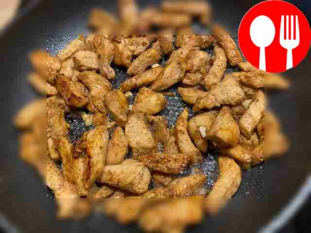 Обжарьте курицу на сковороде около 4 минут,...