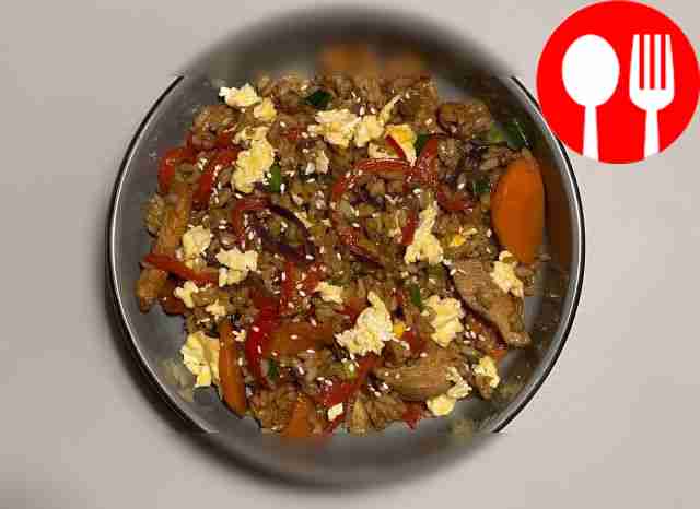 Посыпьте готовое блюдо кунжутом и мелко...