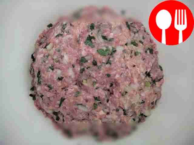 В фарш добавьте мелко нашинкованный лук и...