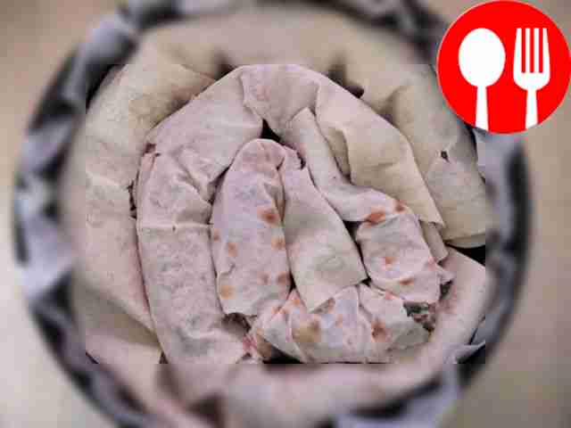 Сделайте заливку: взбейте яйца, добавьте...