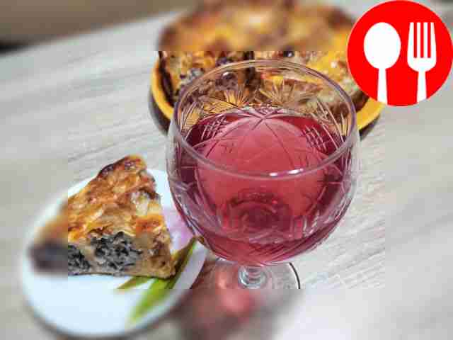 Угощайте пирог порционными кусочками....